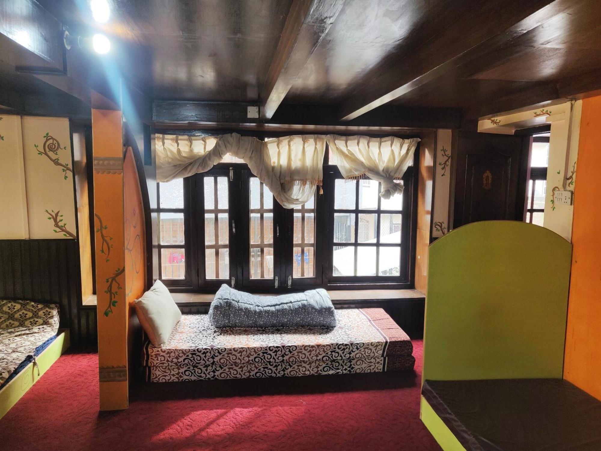 Yog Hostel Kathmandu Rum bild